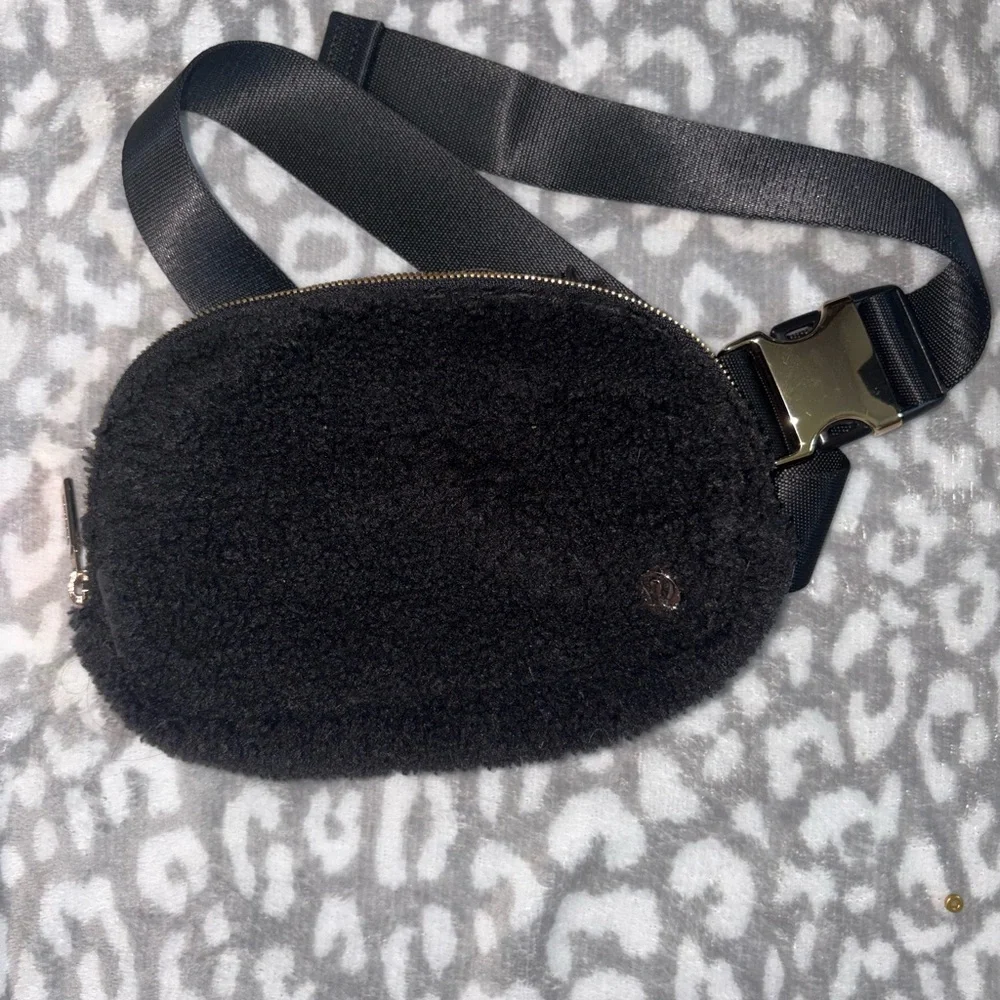 Lululemon Black Sherpa Belt Bag NWOT